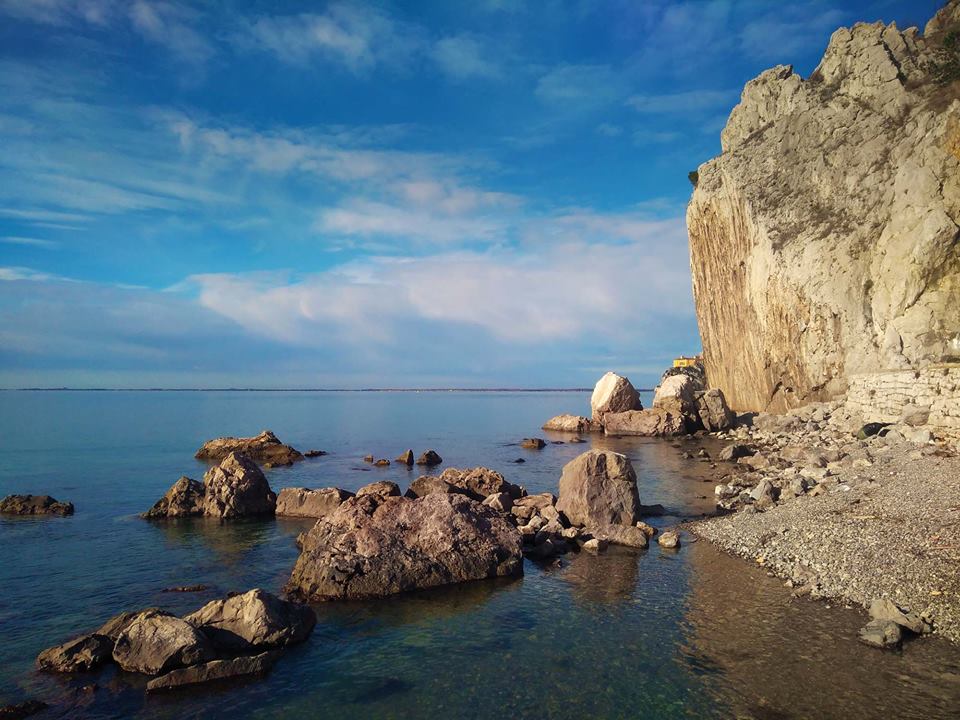 Dalle falesie alle spiagge, attraverso il bosco della Cernizza